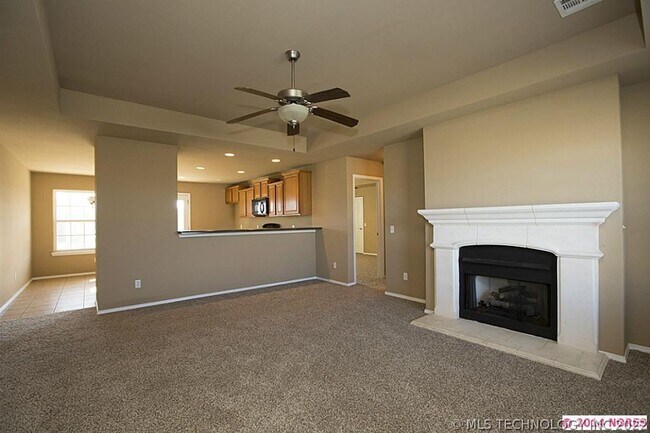 Foto del edificio - Beautiful 3 Bed 2 Bath Home with New Plank...
