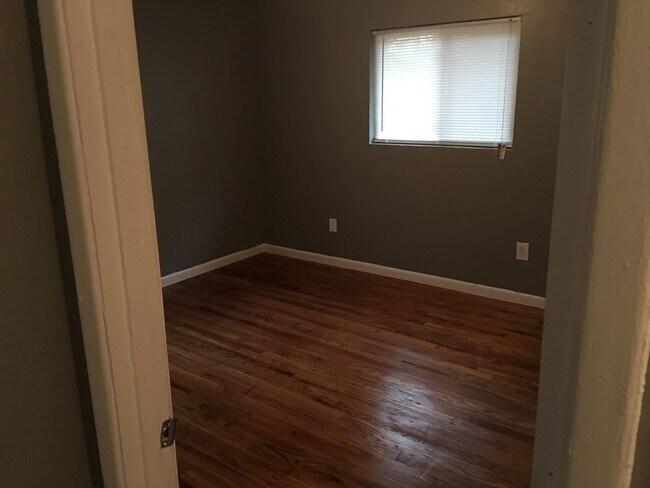 Building Photo - Beautiful 4 bed 2 bath located in the Hear...