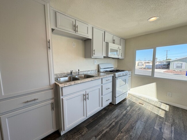 Building Photo - AVAILABLE NOW!!! 1 Bedroom 1 Bathroom Home...