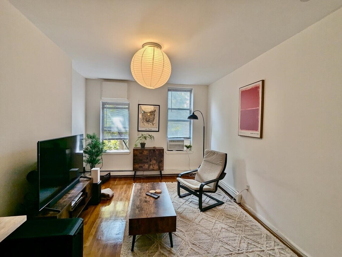 Foto principal - 374 2nd St