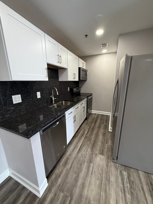 Kitchen - 209 Simpson Ave