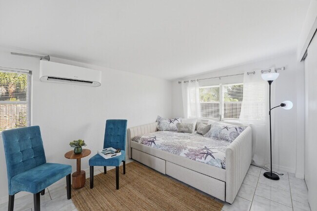 Foto del edificio - "Warm Mineral Springs - Furnished Studio Apartment"