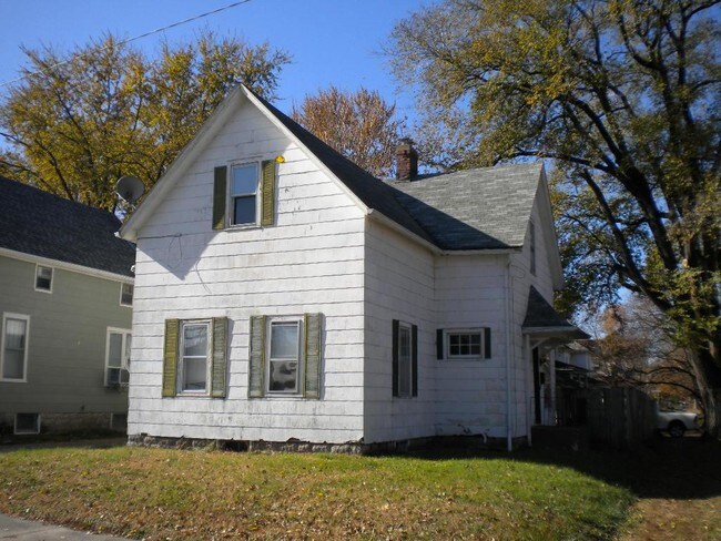 Building Photo - 301 W 6th St