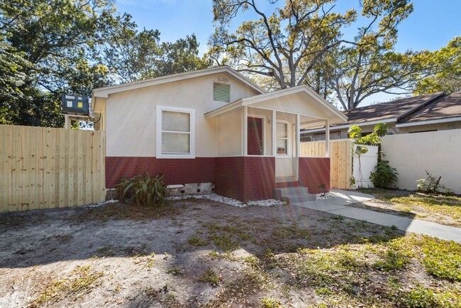 Building Photo - Cute 2bdrm/1bath with large yard & storage...