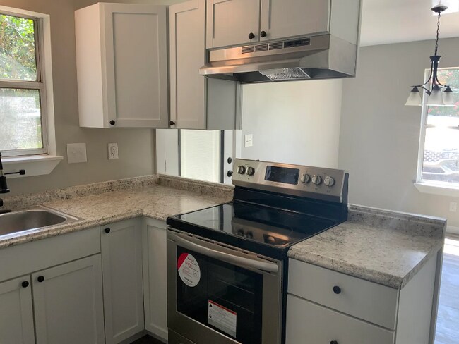 Foto del edificio - 5809 Pinecrest Rd