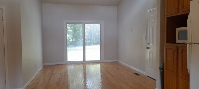 Building Photo - Coming In June - Great 4 bedroom 1.5 bath ...