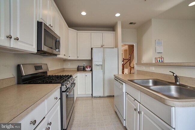 Building Photo - 8814 Hunting Lodge Ct