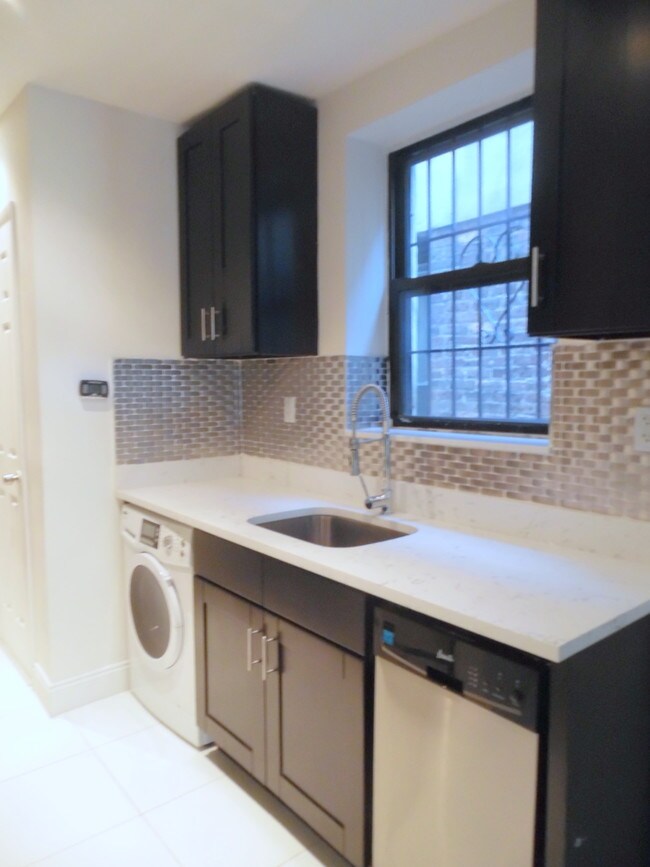 Building Photo - 107 W 105th St