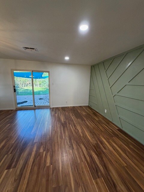 Foto del edificio - 725 Falcon Dr