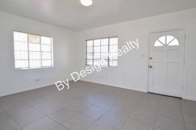 Foto del edificio - Modern Duplex with Huge Fenced Yard Near Downtown Tucson