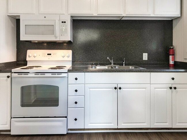 Building Photo - Charming 2 Bed, 1 Bath Home with Spacious ...