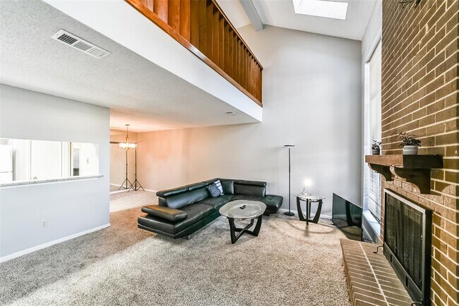 Building Photo - 13756 Hollowgreen Dr