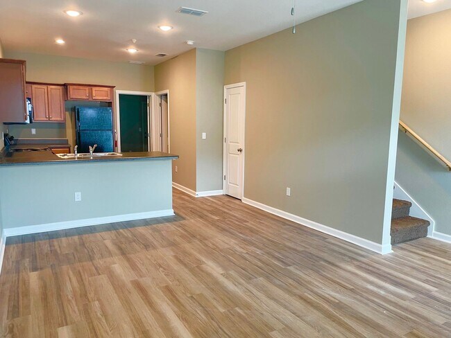 Building Photo - 3/3 condo convenient to FSU, FAMU, TCC, re...
