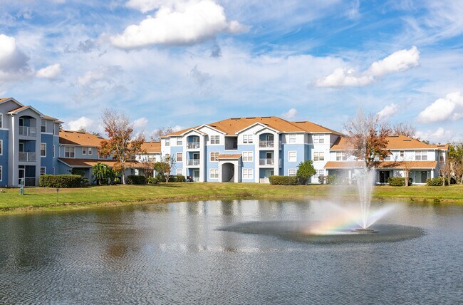 Vistas panorámicas al lago con una fuente tranquila. - Villages at Lake Pointe
