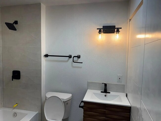 Foto del edificio - This newly remodeled home