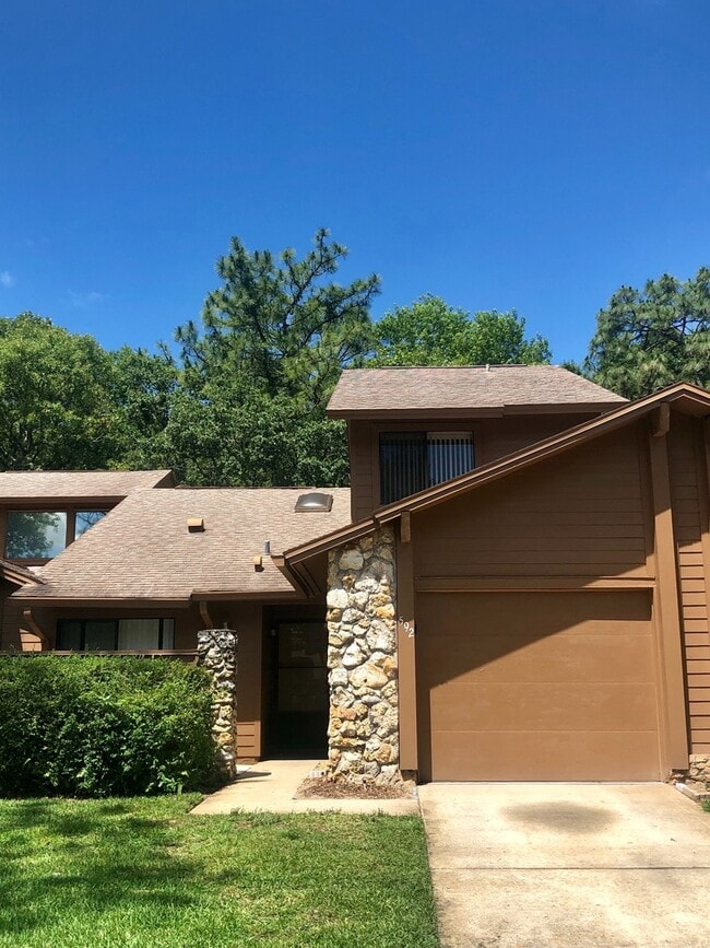 Building Photo - CUTE TWO STORY 3/2.5 TOWNHOME IN LONGWOOD!