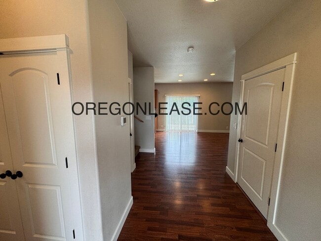 Foto del edificio - 4 Bedroom / 2 Bath – 1,899 Sq Ft Springfie...