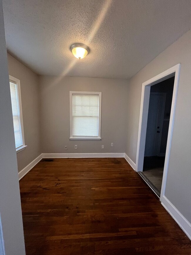 Building Photo - Newly Renovated House on a quiet Street