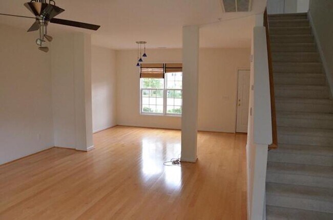 Building Photo - 3 Stirrup Ln