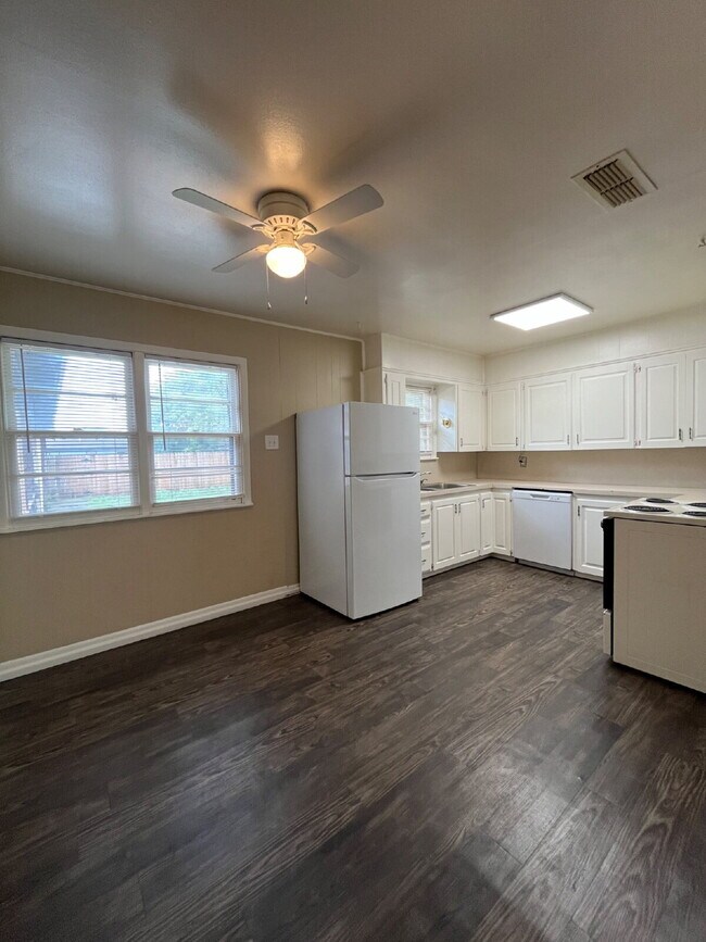 Building Photo - Cute 3 bedroom home with large backyard