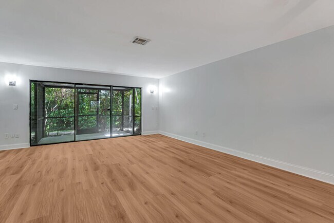 Foto del edificio - 2108 NE 44th St