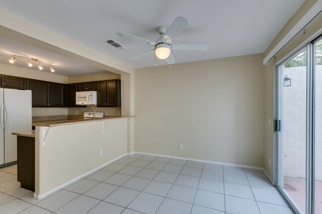 Foto del edificio - Lovely 3 Bedroom Townhome Near Ft. Apache/...