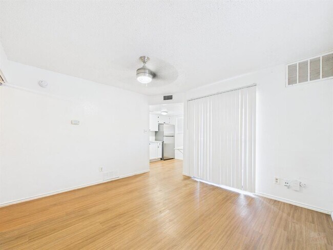 Foto del edificio - 2500 Burleson Rd