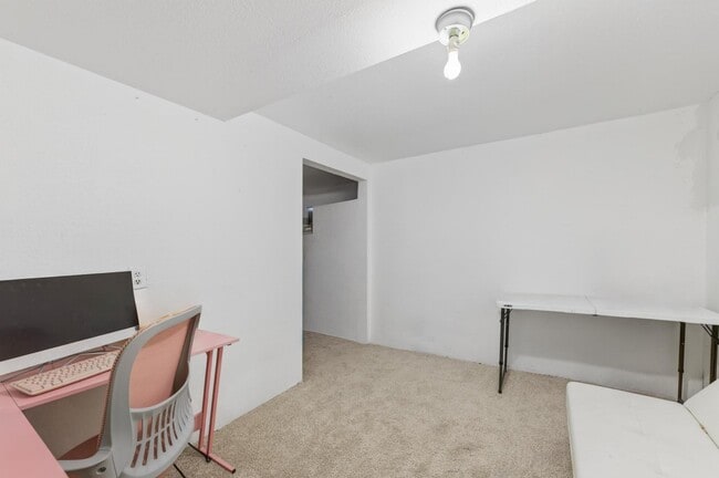 Building Photo - 307 E Oak St