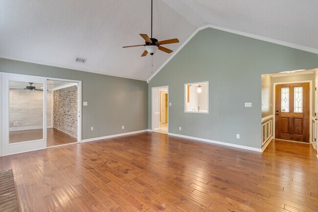 Building Photo - All brick home in the center of Richmond Hill