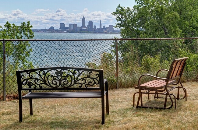 Relaxing View of the Lake - Marine Towers West