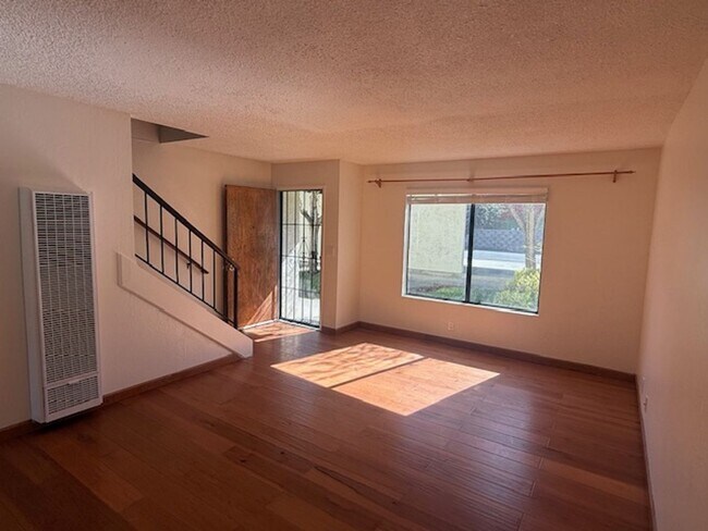 Foto del edificio - 2-Bedroom, 1.5 Bathroom Townhome in Quiet El Sobrante Neighborhood
