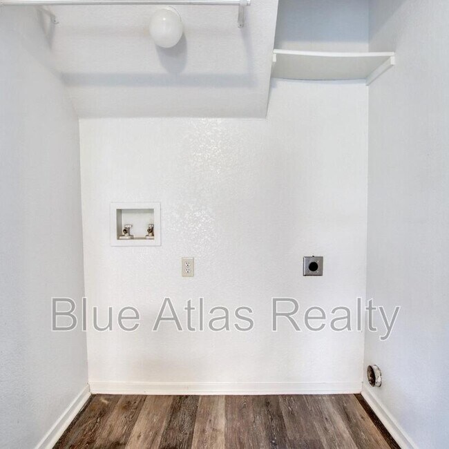 Foto del edificio - 402 Kings Way Dr