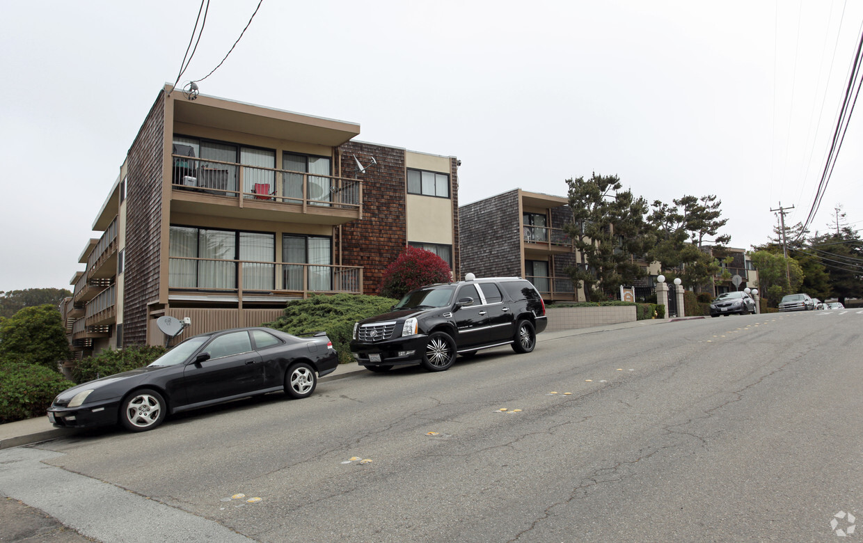 Primary Photo - Country Club Apartments