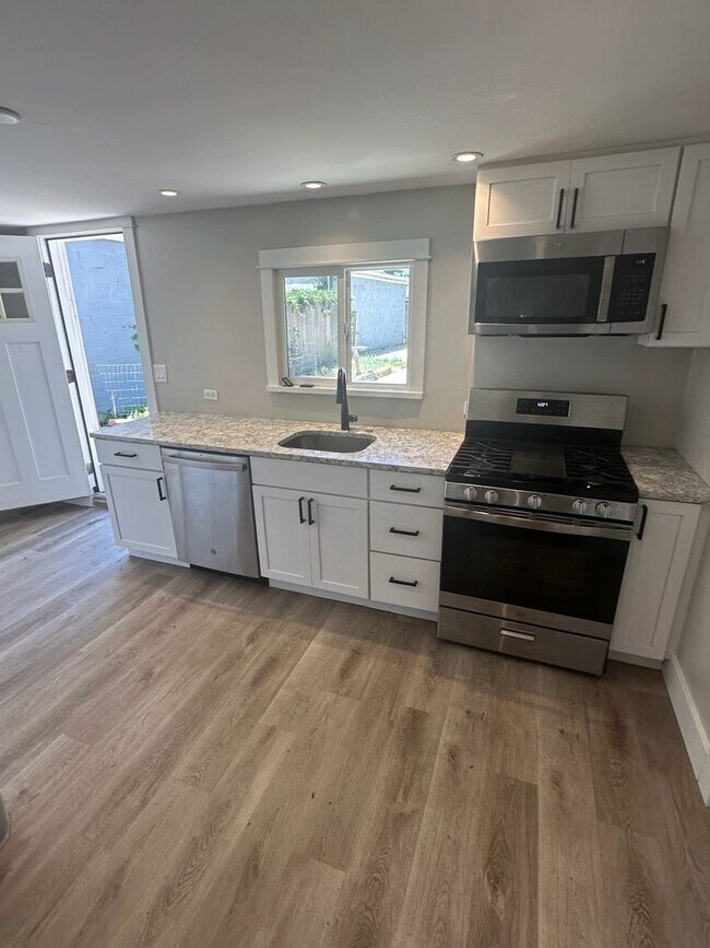 Foto del edificio - 2 bedroom, 1 bath in Denver's Sunnyside ne...