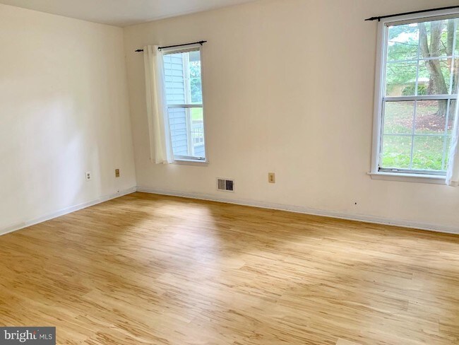 Building Photo - 121 Commonwealth Ct