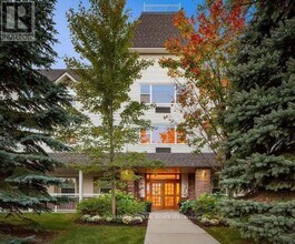 Building Photo - 450 Yonge St