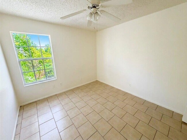 Foto del edificio - 8811 Pineridge Dr