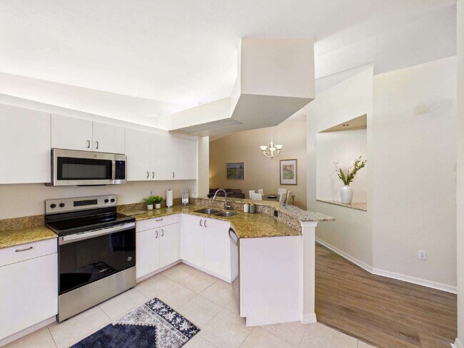 Foto del edificio - Furnished Seasonal or Annual Rental in Pipers Grove – 3BR Townhome with Lake View