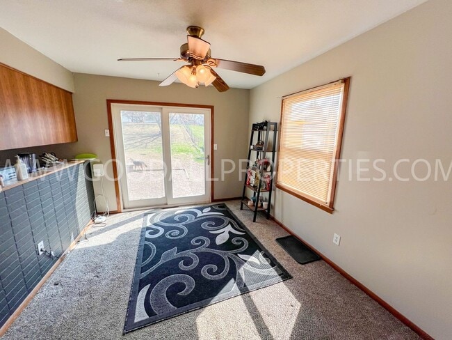 Building Photo - Price Reduction!! 4 bedroom home in Des Mo...