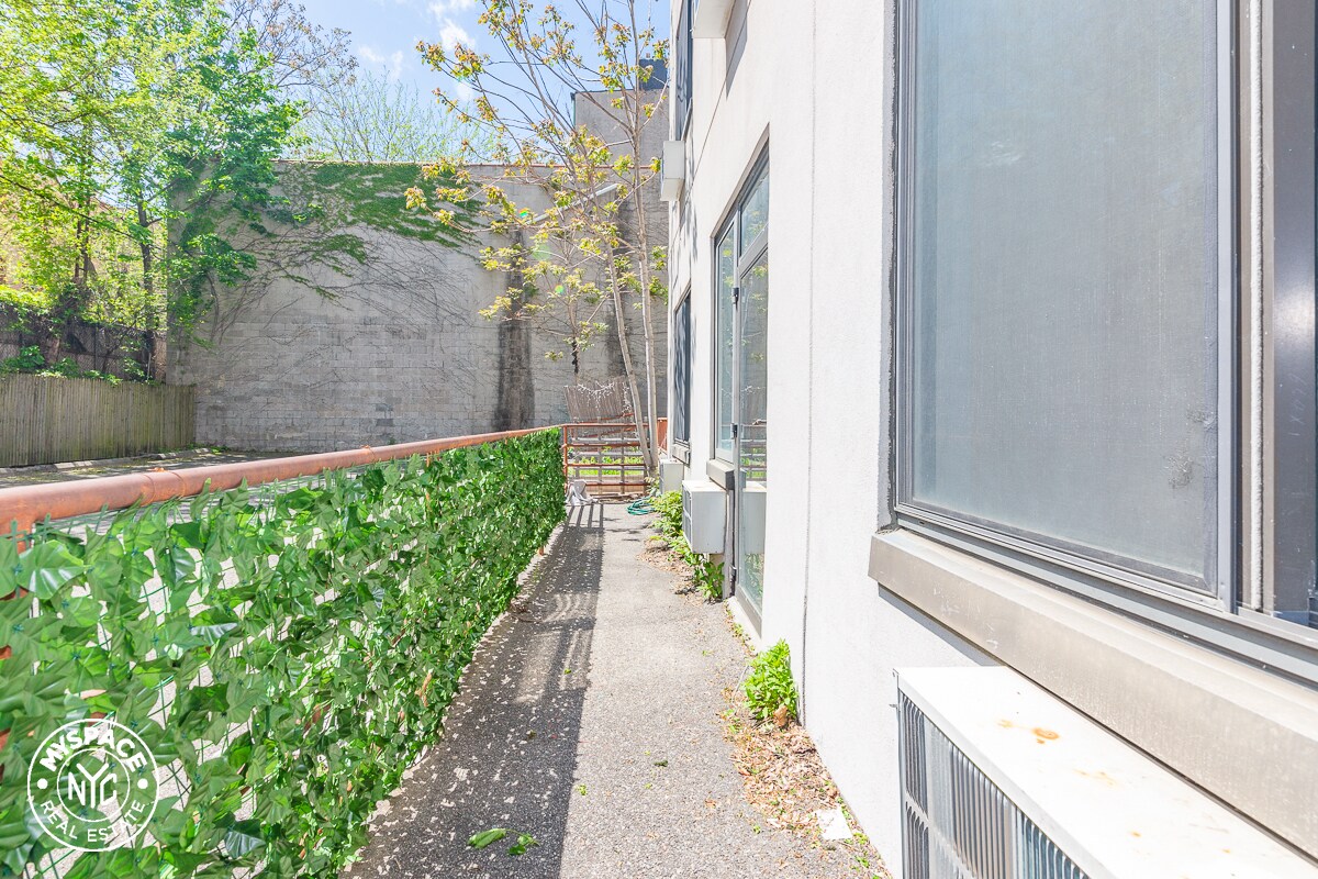 Primary Photo - 924 Metropolitan Ave