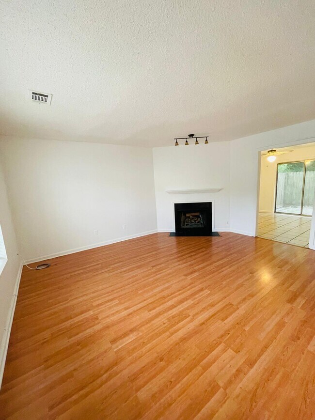 Photo - 406 Vineyard Pond Dr NW House