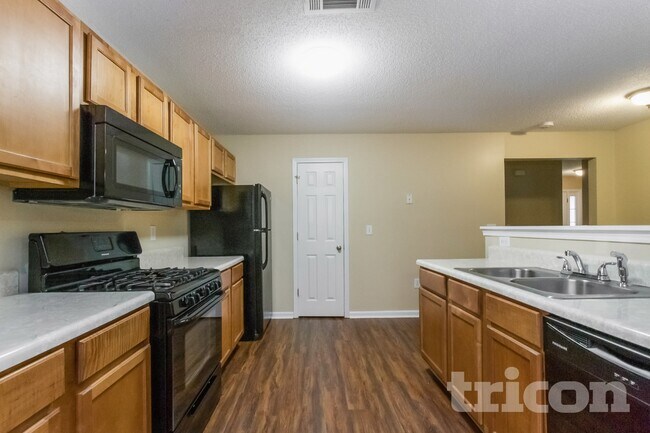 Foto del edificio - 3044 Summer Breeze Dr