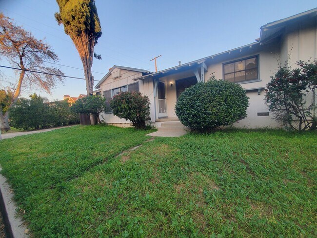 Foto del edificio - 13529 Burbank Blvd