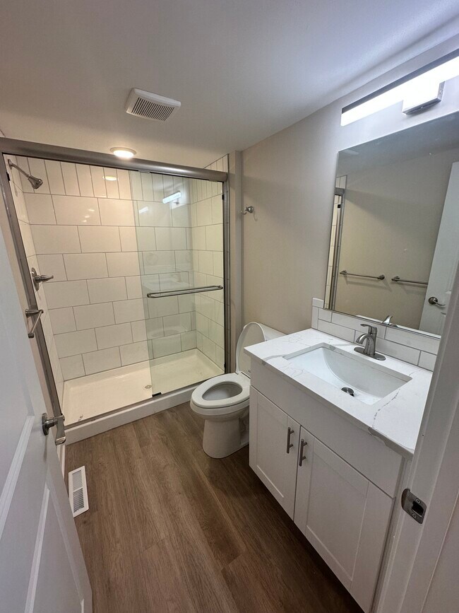 Baño con ducha a ras de suelo - 437 Franklin St