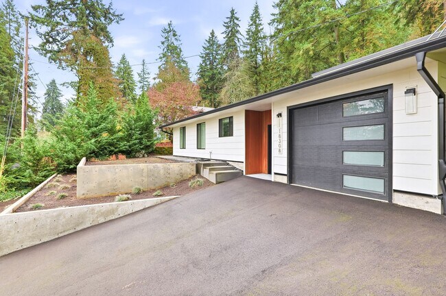 Building Photo - Stunning 4 Bedroom/2 Bathroom West Linn Retreat with Designer Firepit & Gorgeous Views!