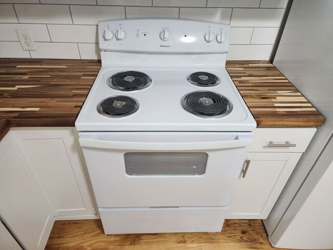 Building Photo - Updated 2 Bed, 1 Bath Home Near Downtown Mount Airy