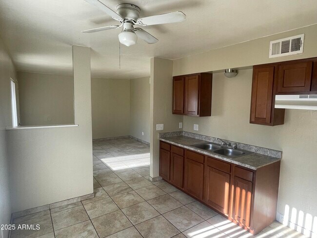 Foto del edificio - 1222 E Mountain View Rd