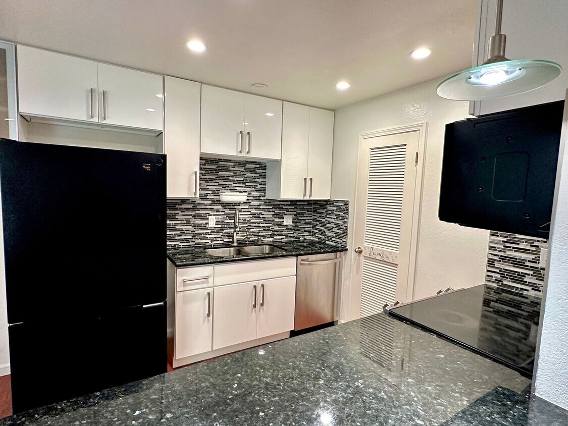 Primary Photo - $2990 Stunning Remodeled 2BR/2BA Condo in ...