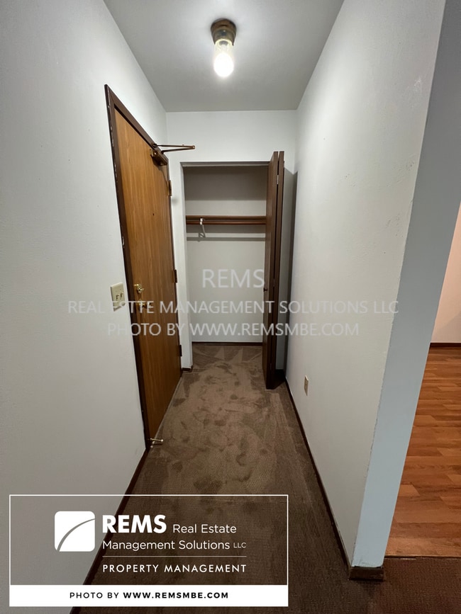 Building Photo - 554 E Slifer St