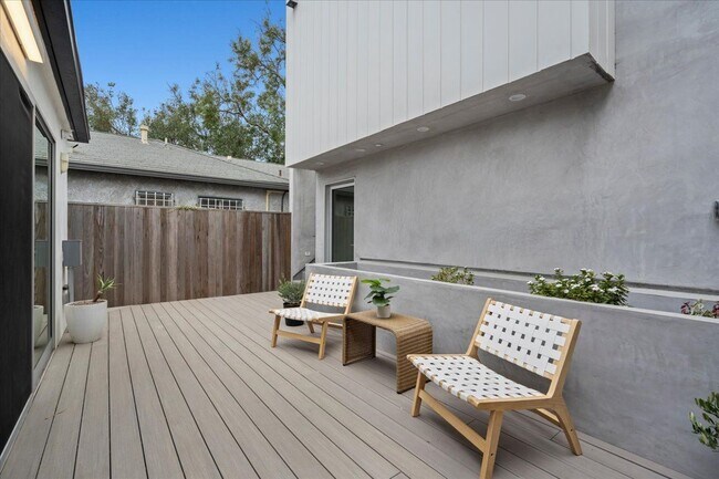 Building Photo - 541 Rose Ave